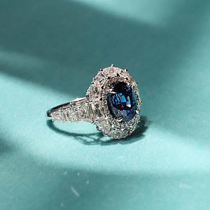 Striking and classic sapphire ring in a timeless diamond halo