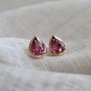 Incredible brilliance of a pair of Garnet Studs