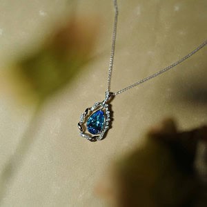 Delicate and classic pendant necklace