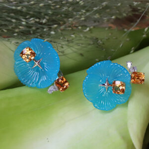 A daring colour combination in these bespoke ear cuffs featuring agate flower carvings.